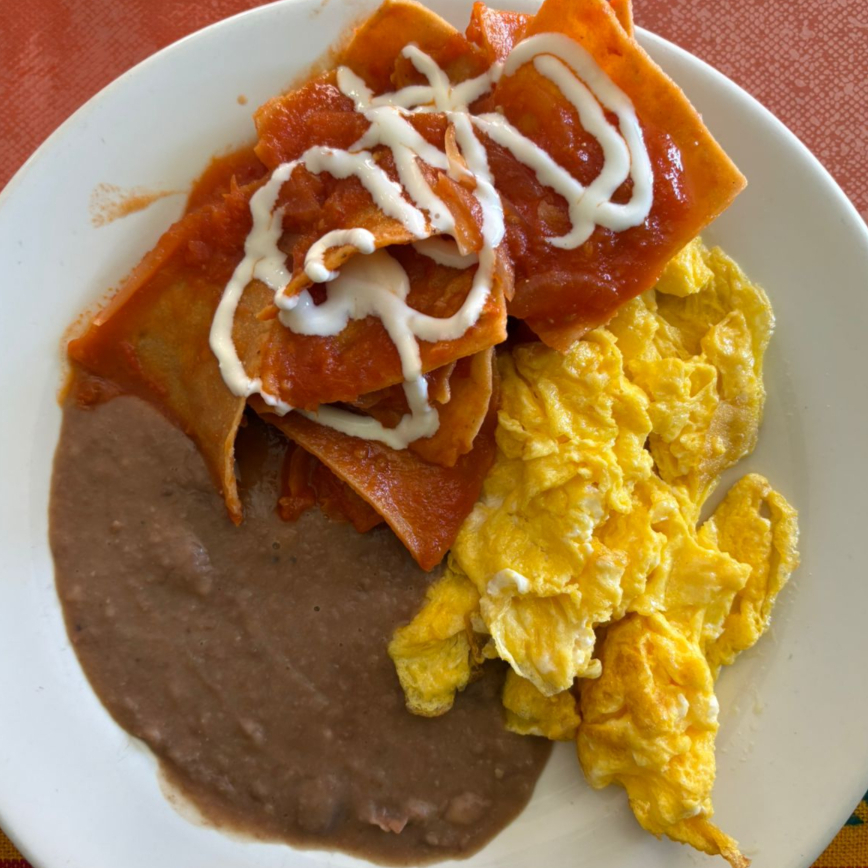 Chilaquiles Rojos con Huevo
