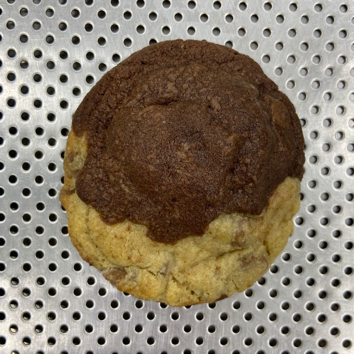 a junção dos sabores mais incríveis, 1/2 massa tradicional com gotinha de chocolate e 1/2 massa de chocolate com gotinha de chocolate. peso aproximado 55g.