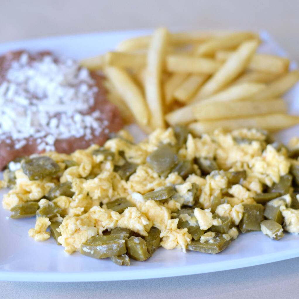 Huevos con Nopales