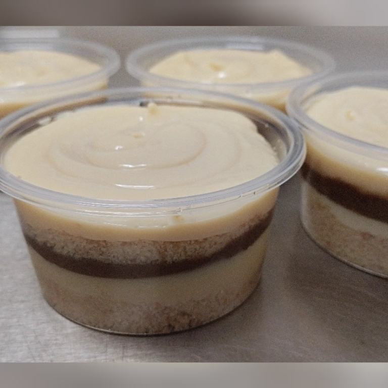 Camadas de bolo de massa branca com recheio de Leite Ninho com Nutella pura