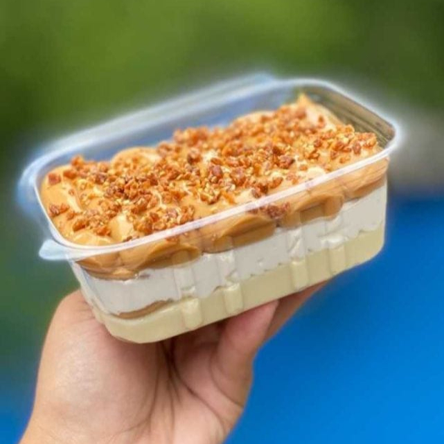 Deliciosa sobremesa com camadas de creme 4 leite, mousse de ninho, biscoito maisena piraquê, doce de leite caseiro e finalizado com crocante de amendoim. Leve e irresistível. Pote 250grs.