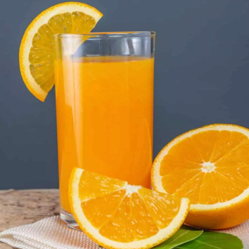 Suco natural de laranja. Em temperatura ambiente.