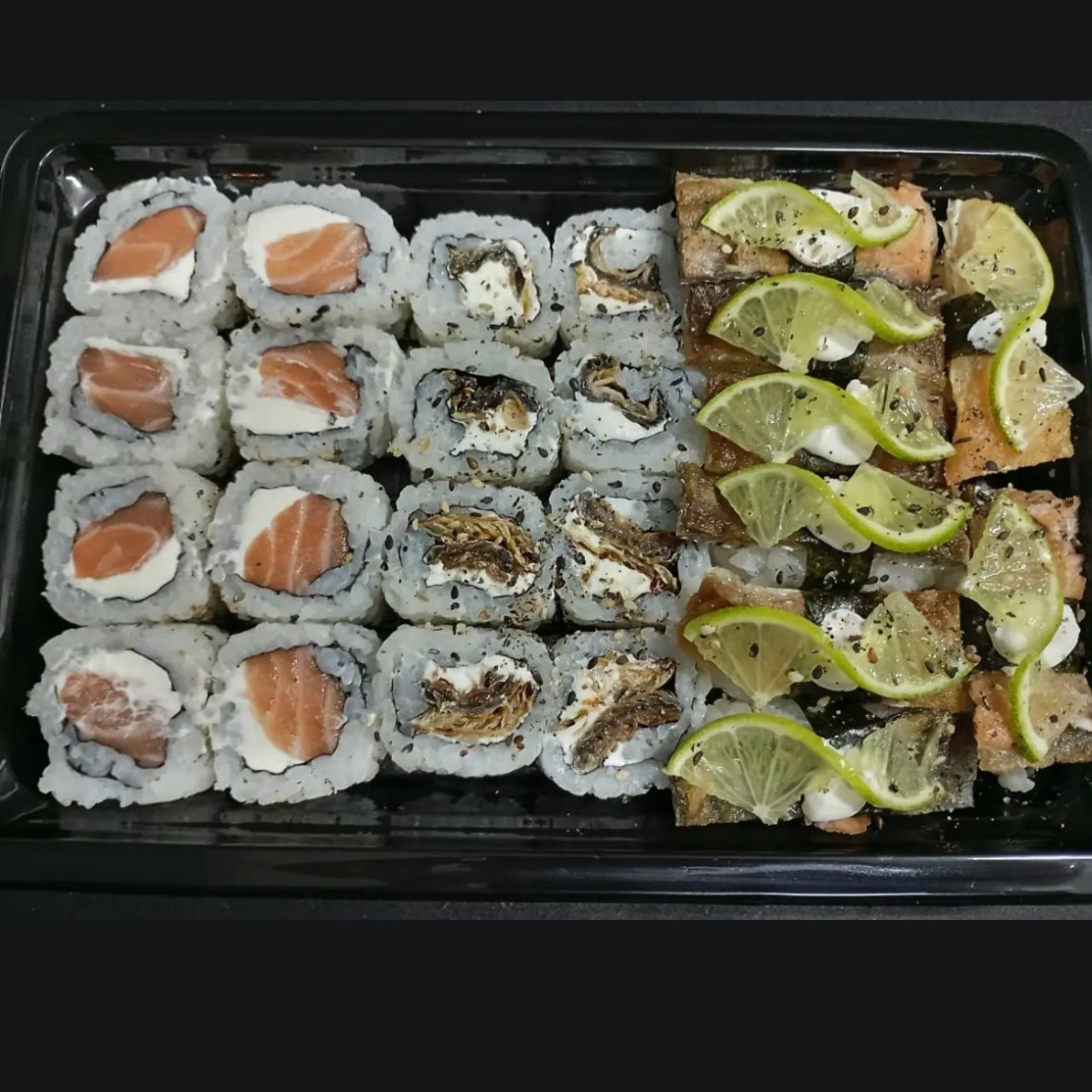 8 Hot Filadélfia + 8 Uramaki Filadélfia + 8 Uramaki Skin + 8 Niguiri Skin