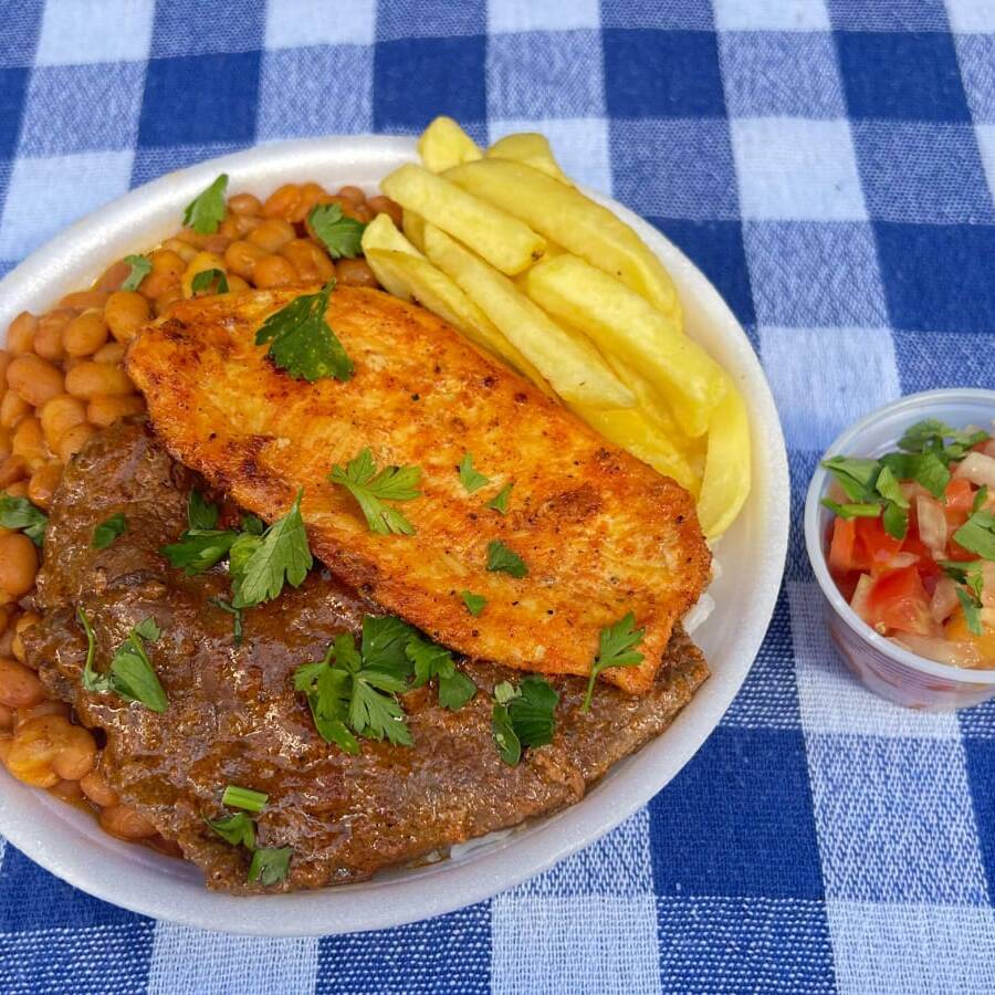 a refeicao acompanha um bife bovino ,file de frango, fritas, arroz, feijao, macarrao ao molho, saladinha.