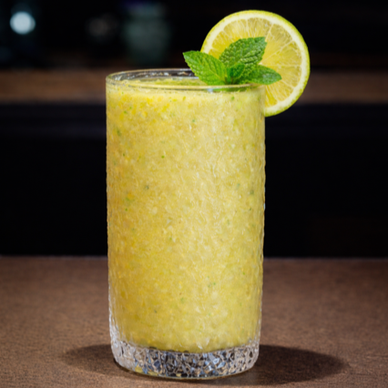 Feito de polpa e da fruta, batido junto às folhas de hortelã. Bem encorpado e gelado. *Imagem ilustrativa. Enviamos em embalagem descartável.