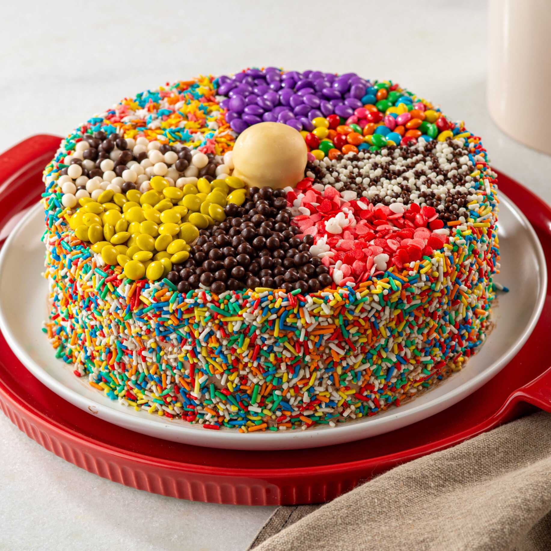 Bolo de coco caseiro, com recheio de beijinho, coberto com calda de leite condensado cremoso, decorado com granulados coloridos e confeitos sortidos, dispostos como 8 fatias de pizzas.
Imagem meramente ilustrativa.
Bolo pequeno serve até 8 fatias.
Bolo grande serve até 16 fatias.