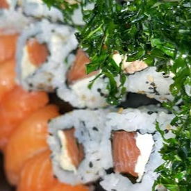8 uramaki philadelfia, 8 uramaki skin couve e 10 niguiri salmão. Não acompanha shoyu, wassabi e tarê