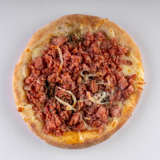 Massa vegana, molho artesanal da vovó, queijo mussarela, calabresa moída e orégano