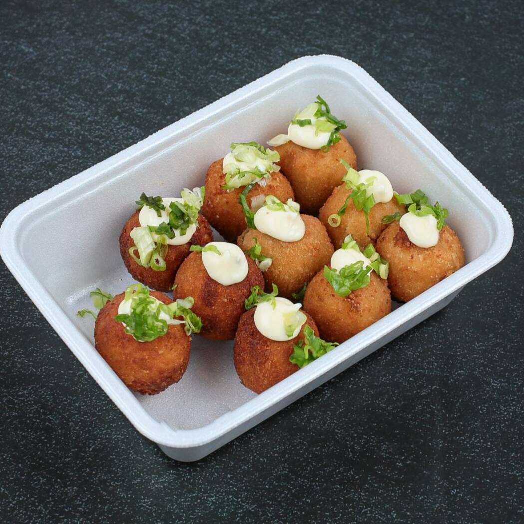 Bolinhos empanados de peixe com cream cheese Acompanhando molho de agridoce ! Fazemos tudo com amor e carinho!