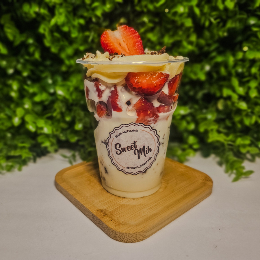 Camadas de creme de Ninho, pedaços de brownie molhadinho e o toque fresco e vibrante de morangos frescos. Uma experiência inesquecível a cada colherada. (220ml / Aprox. 200gr)