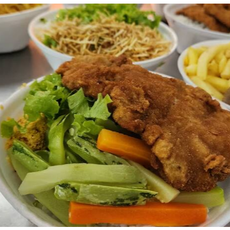 Filé de panga premium empanado, crocante por fora e macio por dentro. Acompanha arroz, feijão e farofa. ️ Uma combinação clássica e saborosa! Escolha seu complemento na tabela a seguir e complete seu prato do seu jeito.