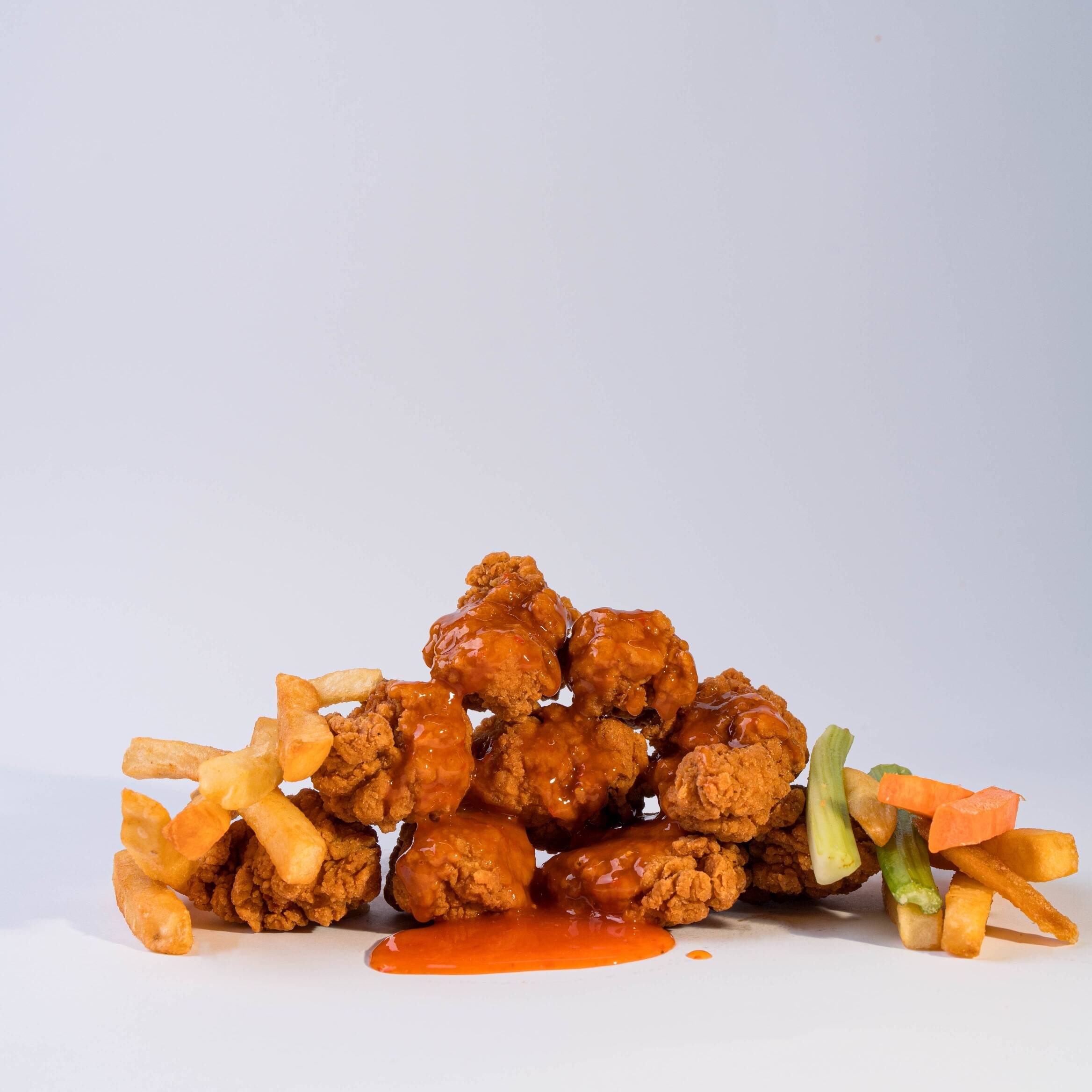 12 piezas de boneless con papas 2 salsas a elegir