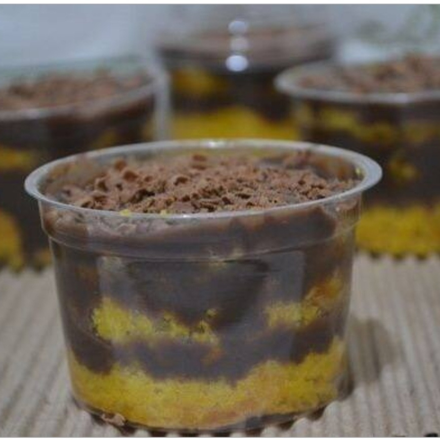 Pote de 250 ml recheado com nossa massa fofinha de ceboura e um creme de chocolate  50% cacau