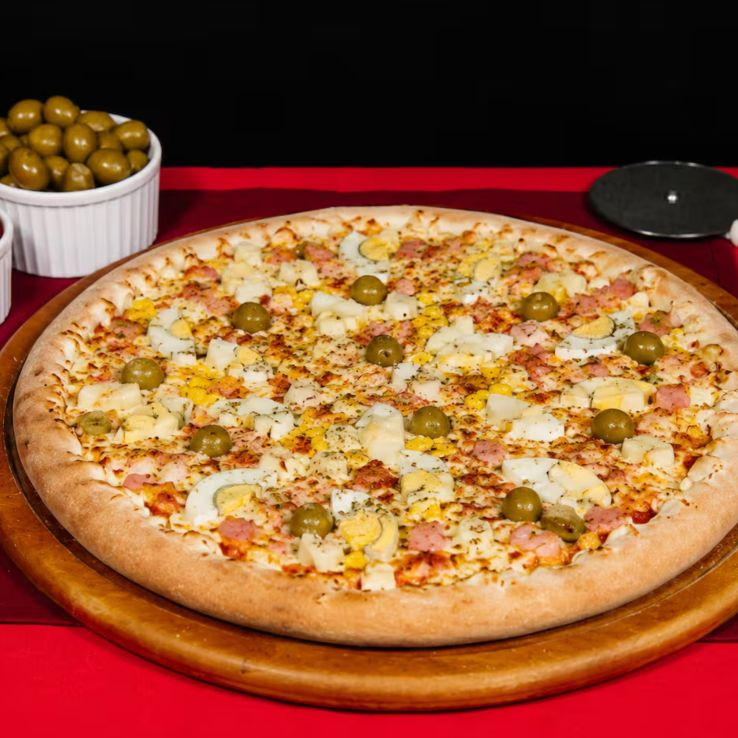 Presunto, ovo, milho, palmito, mussarela, molho de tomate, azeitonas e orégano.