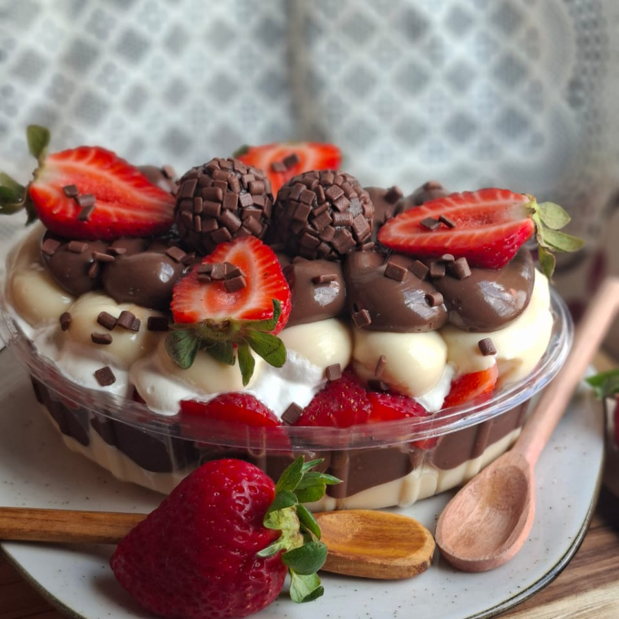 TRAVESSA DA FELICIDADE ,CAMADA CREME DE NINHO BRIGADEIRO CREMOSO E MORANGO FRESCOS