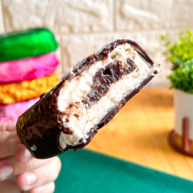 Base cremosa de coco com recheio generoso de brigadeiro e casquinha de chocolate. A combinação perfeita entre coco e chocolate.