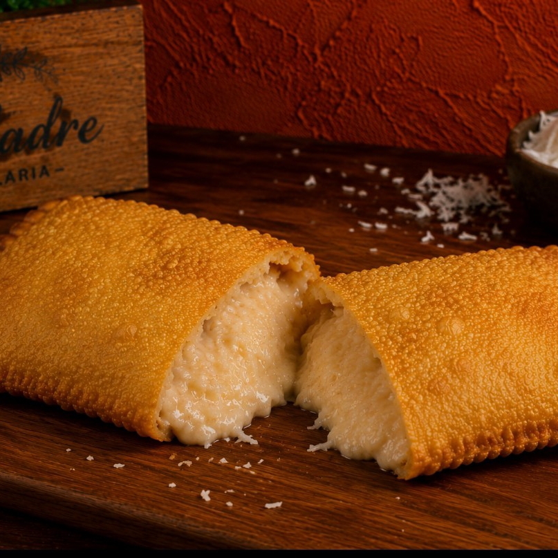 Delicie-se com o nosso Pastel de Beijinho, uma estrela entre os pastéis doce. Este pastel apresenta uma crosta crocante e dourada, que envolve um recheio irresistível de beijinho. O pastel perfeito para quem ama coco.