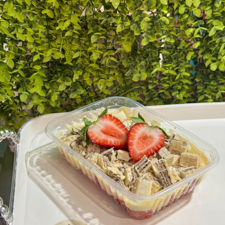 Moranguinhos sem Agrotoxicos picadinhos, Creme de Ninho e Bis picadinhoss.