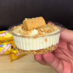Um delicioso brigadeiro branco com farofa de paçoca