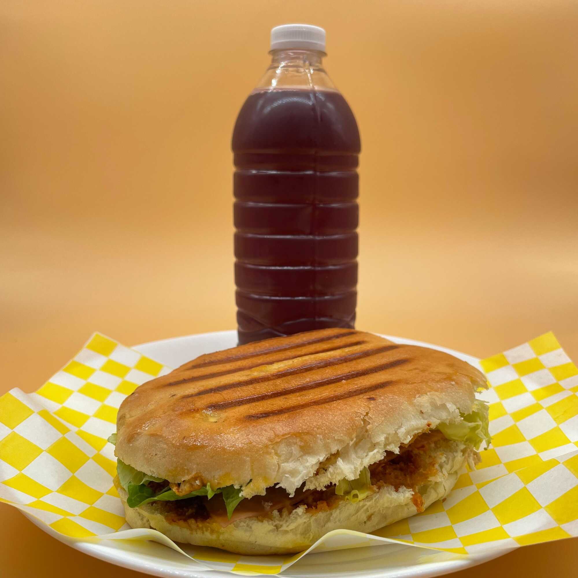 COMBO TORTA DE JAMON Y QUESO + AGUA DE JAMAICA