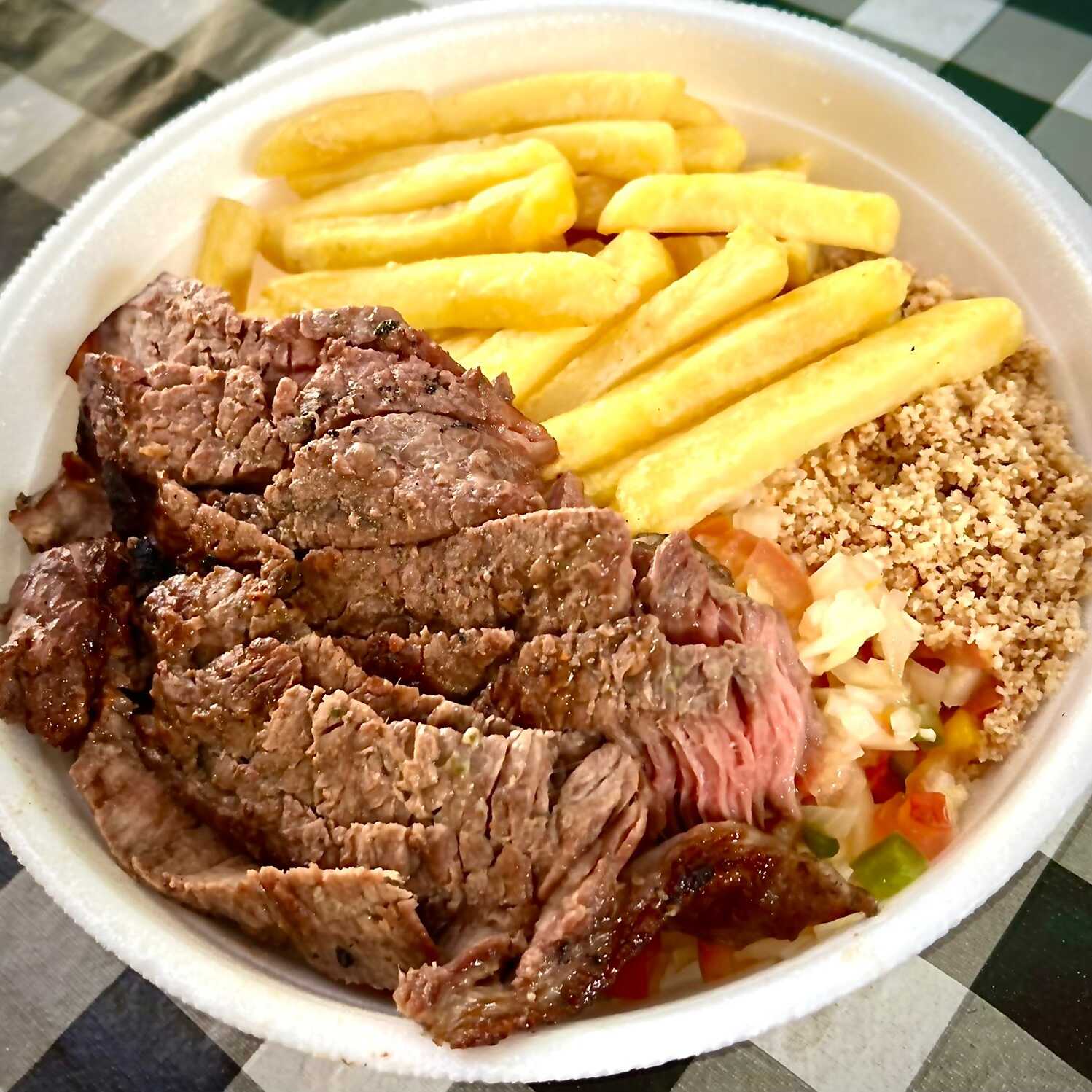 churrasquinho de alcatra acompanhado de arroz feijão fritas farofa e molho