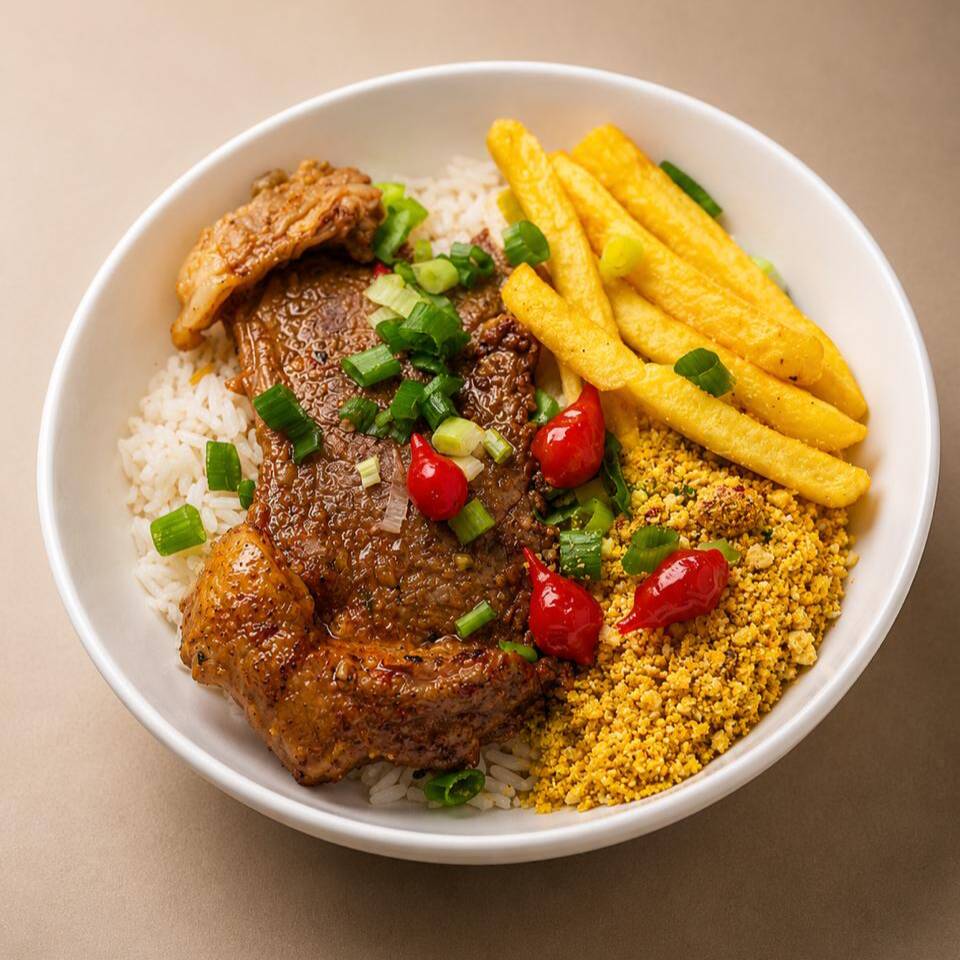 Tenro contrafilé acompanhado de arroz, feijão e farofa. Complemente com batata frita ou macarrão alho e óleo, conforme sua preferência. Porção individual.