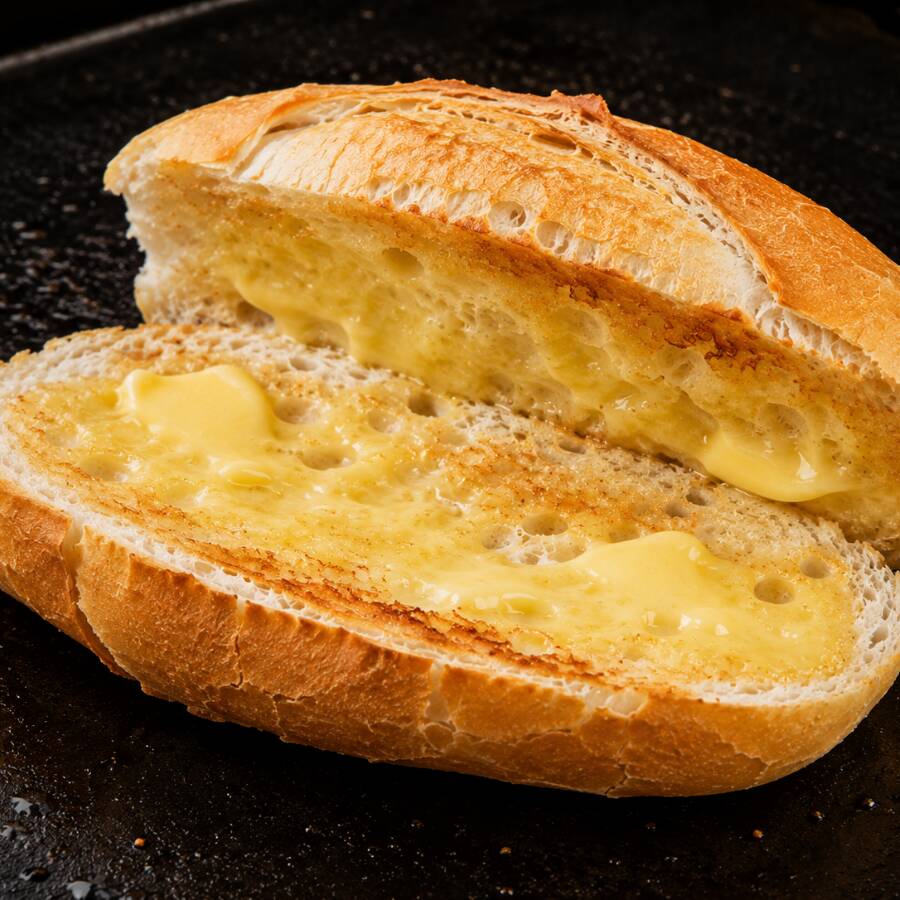 Pão Francês com manteiga na chapa.