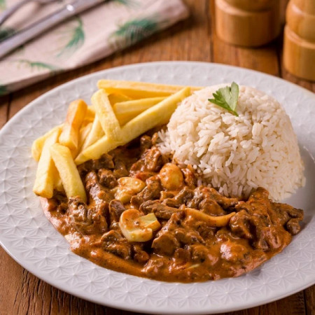 Marmita 350g Delicioso strogonoff de alcatra com champignon, acompanhado de arroz branco e um complemento de sua escolha. Perfeito para um almoço prático e cheio de sabor. (*) Não fazemos alterações!