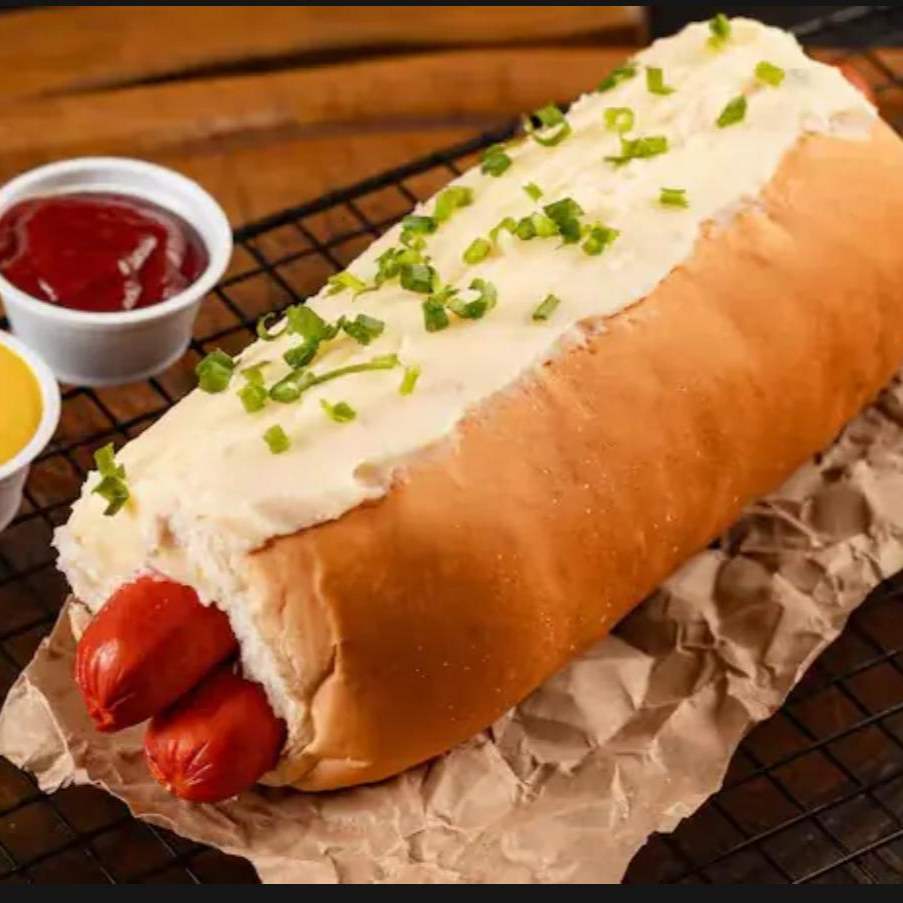 pao,maionese,tomate,milho,pure,vina e batata palha.