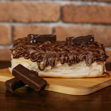 Pão macio, Leite condensado, chocolate preto, pedaços de Bis extra. Finalizado com leite condensado, chocolate preto e Bis extra