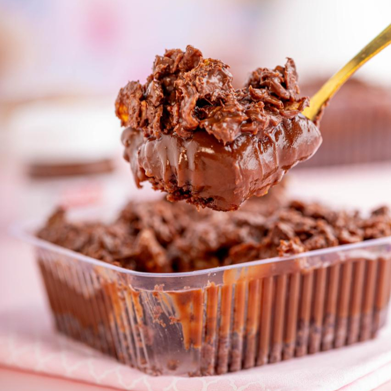 massa de chocolate regada com chocolate, e recheado com brigadeiro e por cima este crunch cake feito com sucrilhos torrado e nutella...