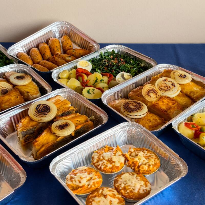 12 Bolinhos De Bacalhau + 6 Casquinhas De Siri + Bacalhau A Portuguesa Para 6 Pessoas. Combo Disponivel Mediante Agendamento. Consulte Outras Possibilidades Para Mais Pessoas