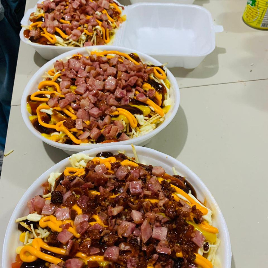 PÃO,PURÊ,4SALSICHAS,VINAGRETE,MILHO,KETCHUP,MAIONESE,MOSTARDA,BARBECUE,CHEDDAR,BACON