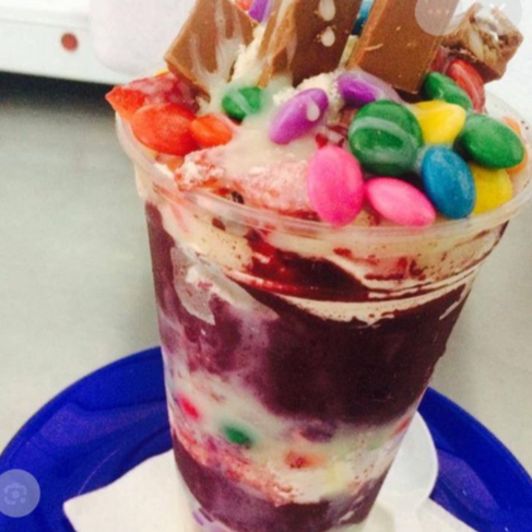 Açaí, Leite Ninho, Confete e Kit Kat