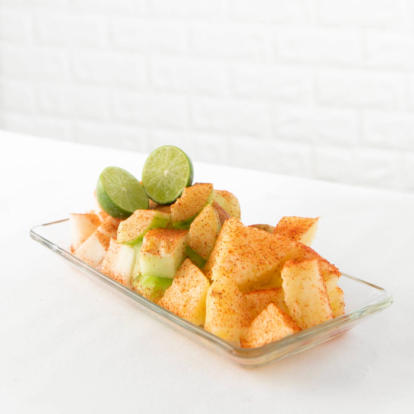 Fruta con limón y chile