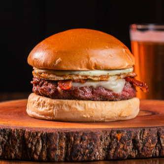 Pão Brioche, Burguer 160g, Ovo , Bacon, Queijo Cheddar e Molho Especial da Casa.
