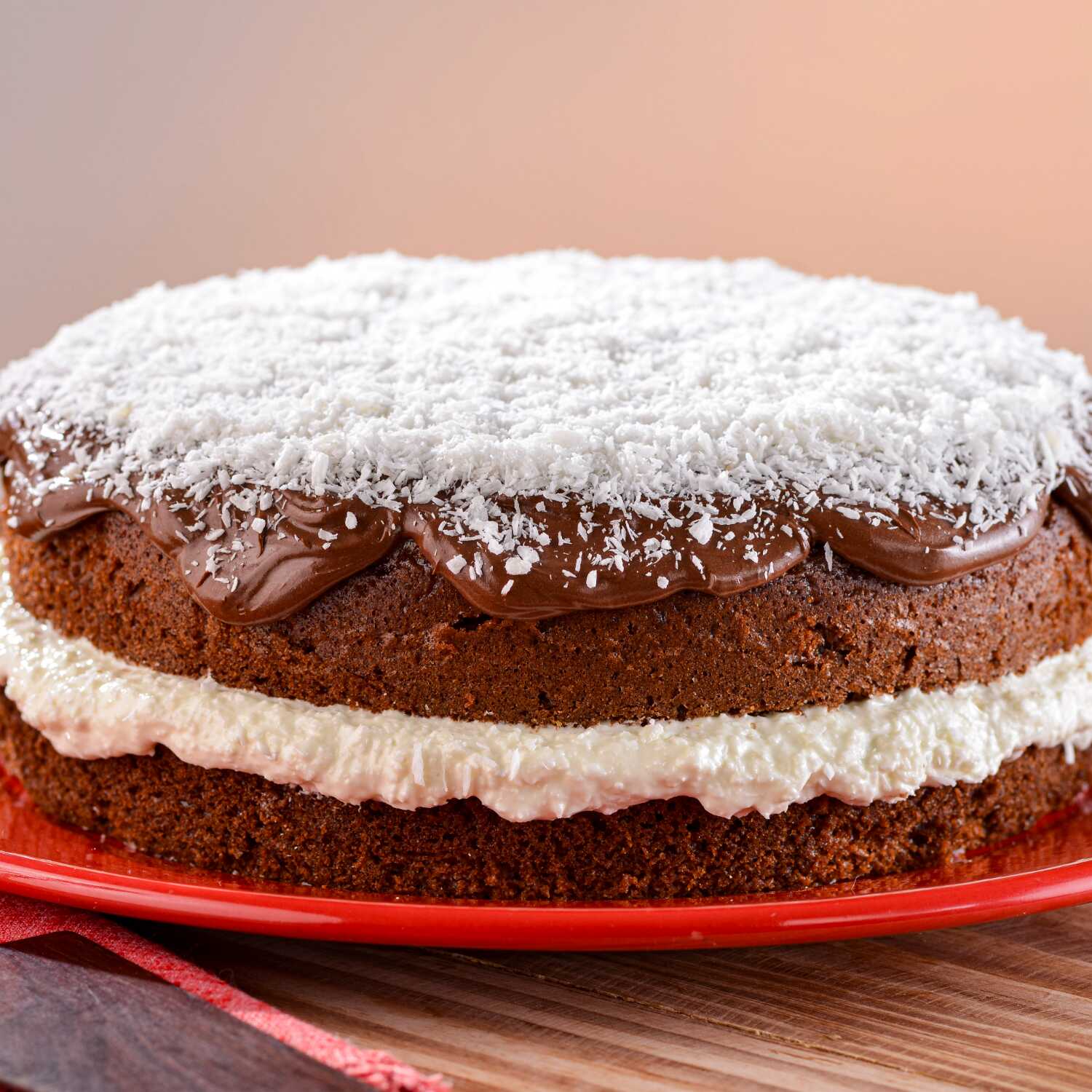 Bolo de chocolate caseiro da Vó, combinado com recheio sabor beijinho, finalizado com cobertura de ganache de chocolate com coco ralado.
Imagem meramente ilustrativa.
Bolo pequeno serve até 8 fatias.
Bolo grande serve até 16 fatias.