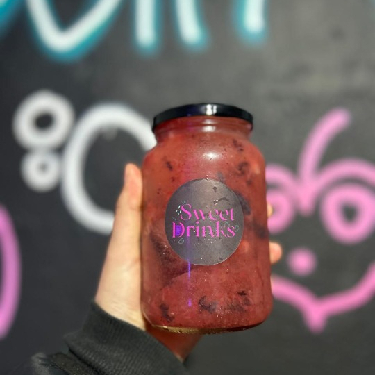 Caipirinha de morango com mirtilo com cachaça, copo de vidro de 600ml.