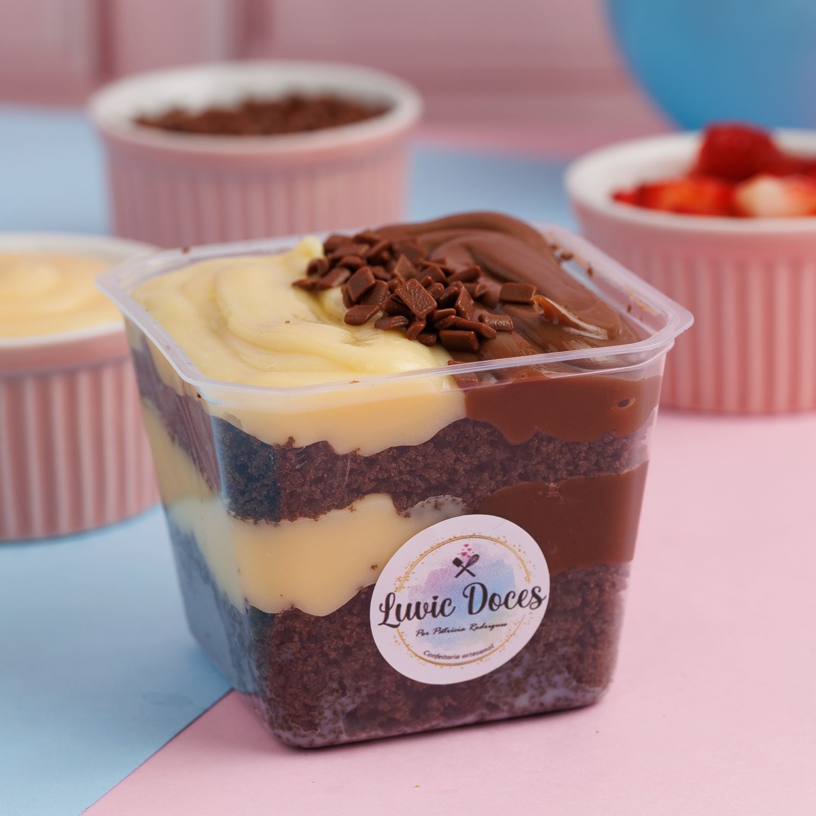 Massa de chocolate molhadinha com recheio cremoso de Ninho e outra camada de brigadeiro finalizado com raspas de chocolate nobre ao leite.