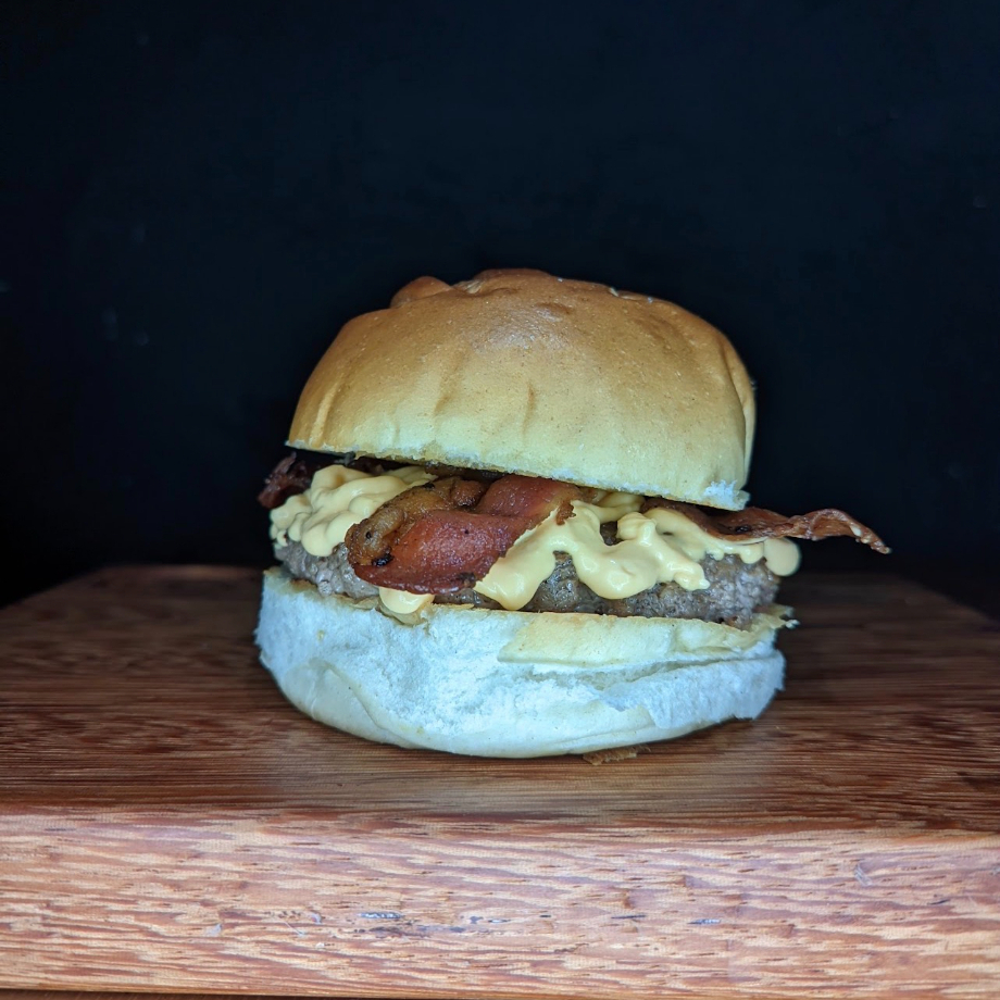 Pão Batata, Carne Smash 50g, Queijo mussarela, Creme Cheddar e Bacon