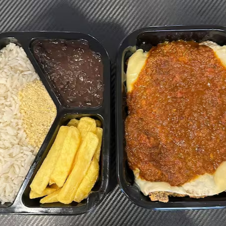 Suculento filé de frango à parmegiana com molho caseiro, acompanha arroz, feijão preto, farofinha, batata frita com corte especial e Coca-Cola 200 ml.