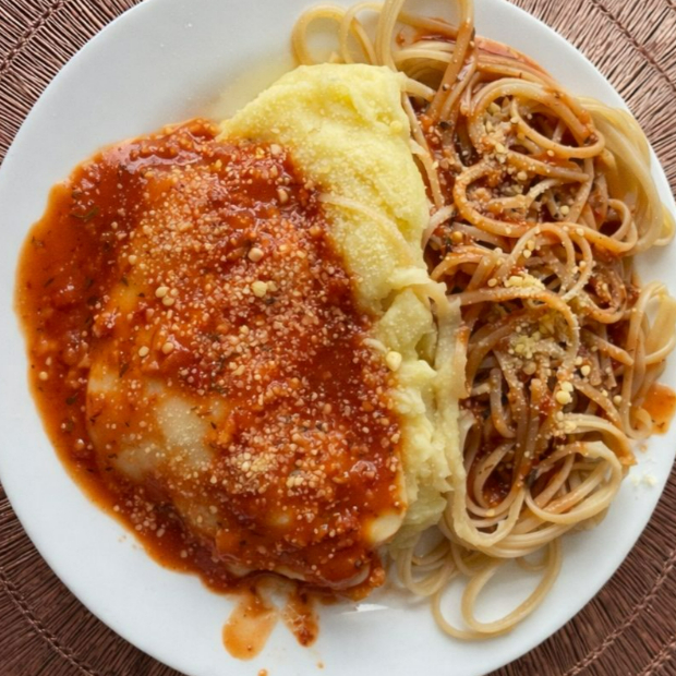 Com um Delicioso filé de frango empanado assado coberto com queijo mussarela e bastante molho especial parmegianna, espaguette e purê de batatas. Porção Perfeita.
