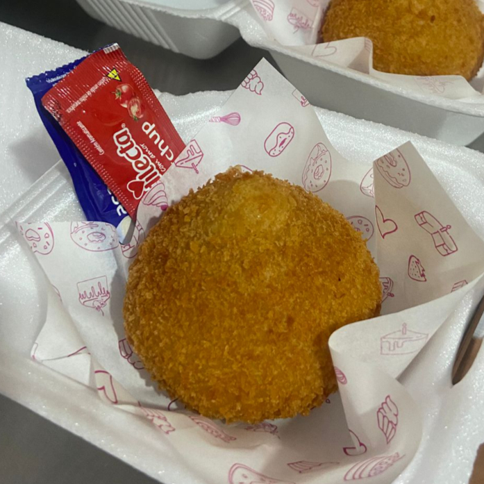 Crocância irresistível por fora, cremosidade por dentro! 🤤 Empanada na farinha Panko, super sequinha, com recheio generoso de frango + requeijão cremoso. Aproxi 160 a 170g
