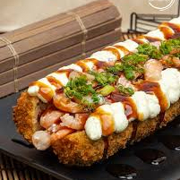 Arroz empanado, recheado com camarão e cream cheese, finalizado com teriaki, gergelim e cebolinha