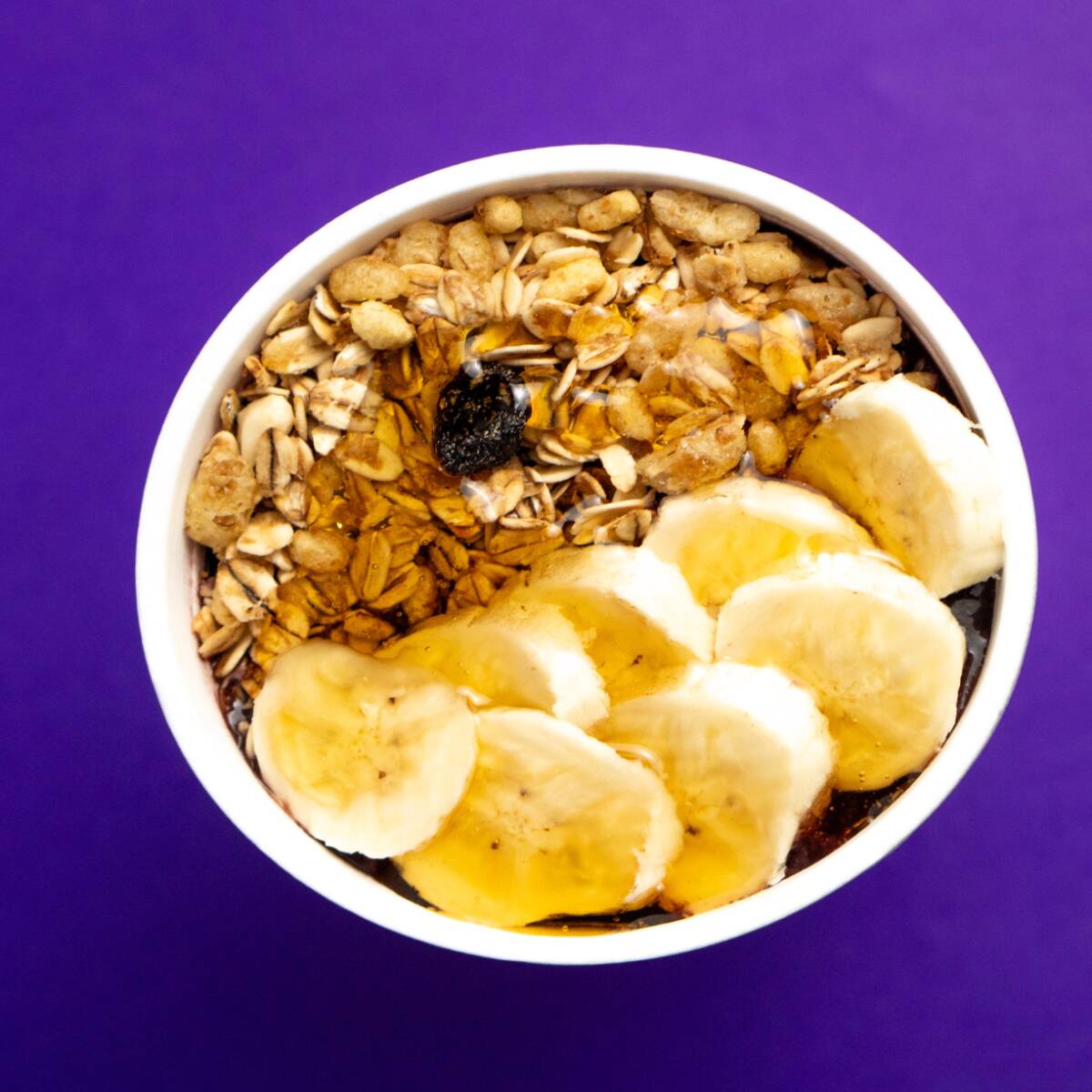 “Açaí Premium super cremoso, com bananas selecionadas e granolas frescas e crocantes. O clássico de 1997, simples, delicioso e perfeito para quem ama a tradição!”