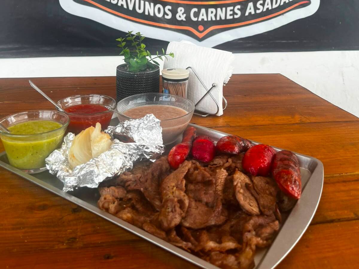 Carnes asadas brasas de fuego