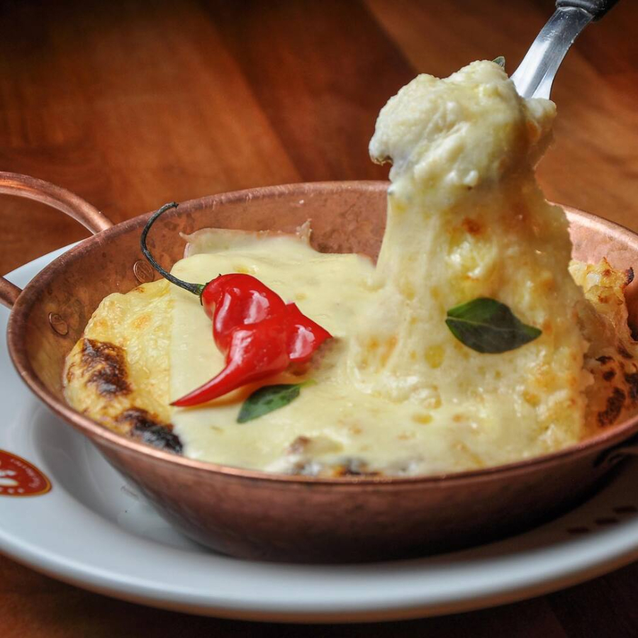 Purê de batata, queijo mussarela para gratinar, fraldinha refogada no azeite com cebola e alho, acompanha arroz branco.