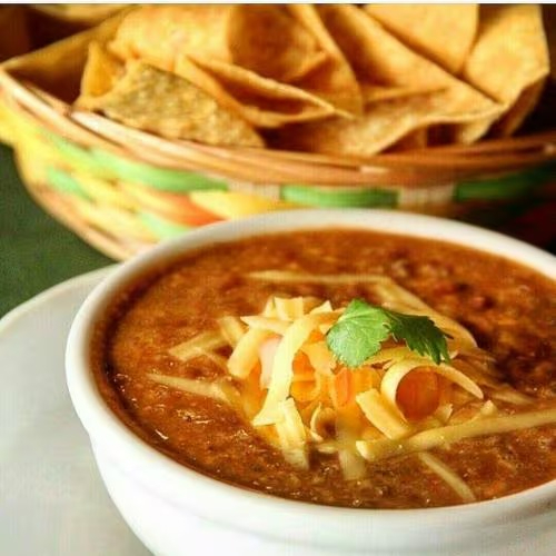 Nosso feijão mexicano, queijo derretido e carne moída. Acompanha tortillas.