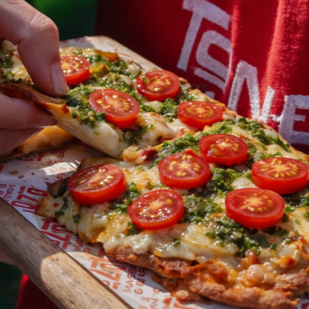 Pizzeta de massa crocante sem fermentação, aromatizada com chopp. Molho de tomate de casa + mussarela + mussarela de bufala + tomate cereja + pesto artesanal. Obs: Porção individual. Aprox. 350g