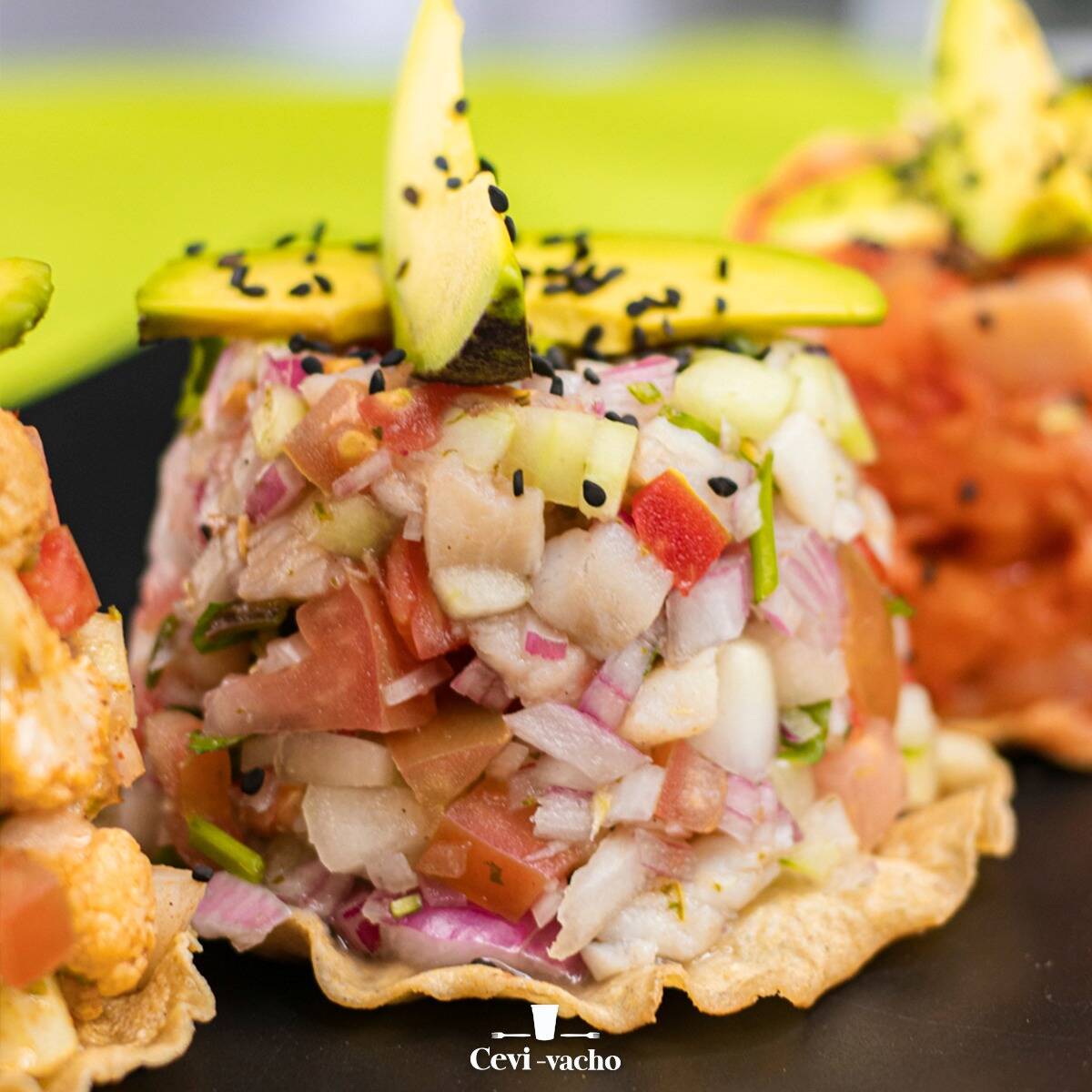 Tostada de ceviche tradicional de pescado